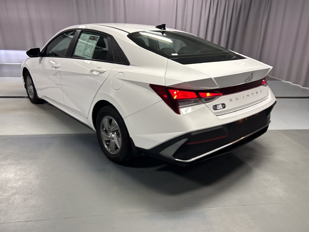 Used 2025 Hyundai Elantra SE FWD image 5