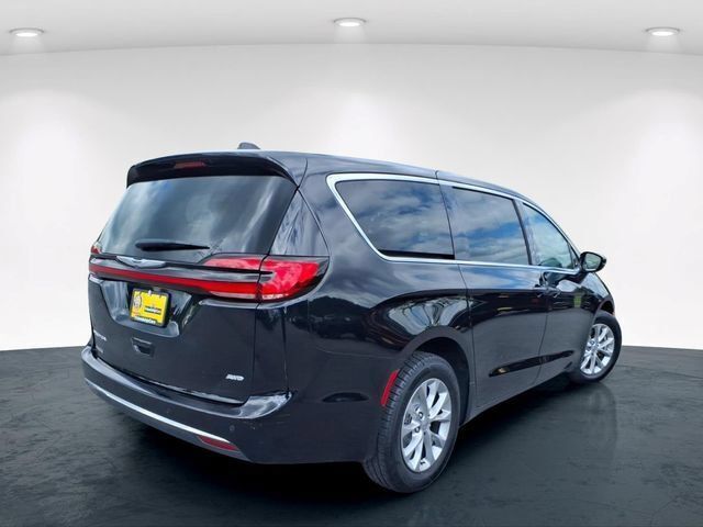 Used 2024 Chrysler Pacifica Touring-L w/ Uconnect Theater Family Group AWD/4WD image 8