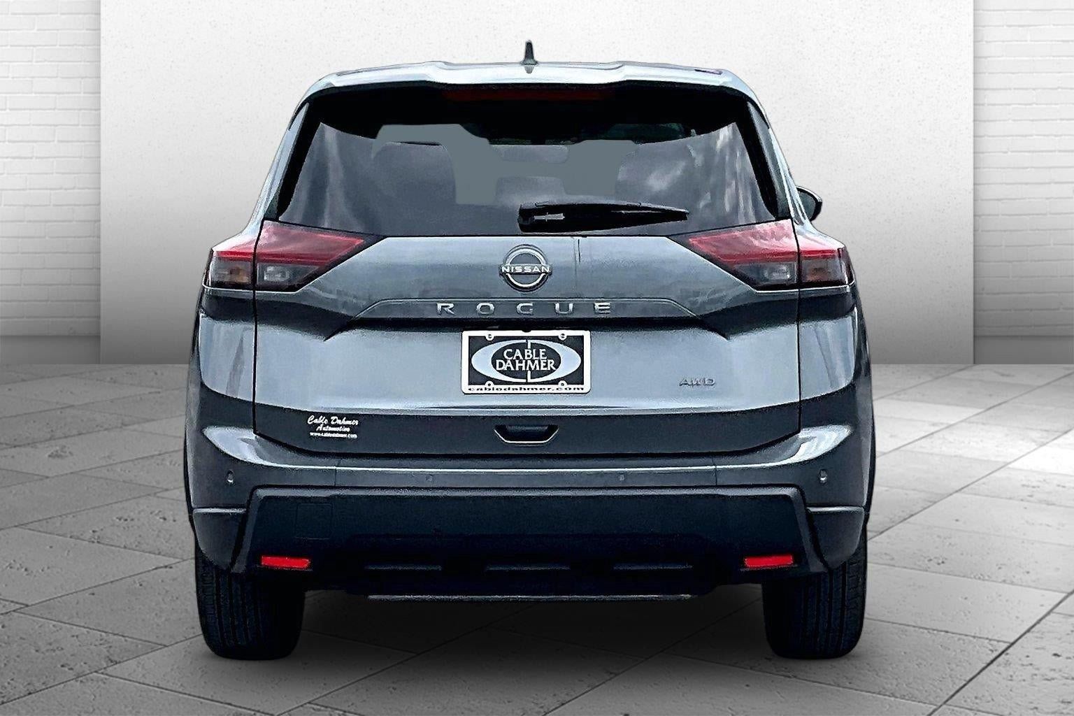 Used 2025 Nissan Rogue SV AWD/4WD image 3