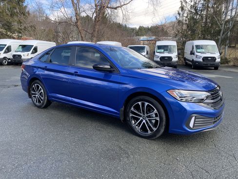 Used 2023 Volkswagen Jetta Sport image 3