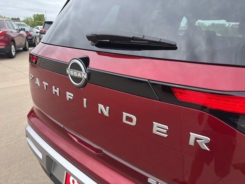Used 2025 Nissan Pathfinder SL AWD/4WD image 9