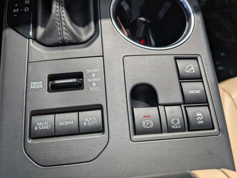 Used 2025 Toyota Highlander XLE AWD/4WD image 22