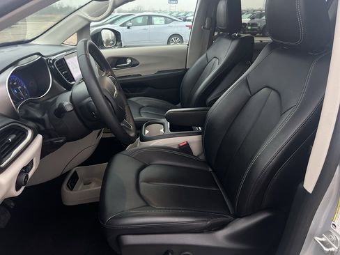 Used 2024 Chrysler Pacifica Touring-L image 10