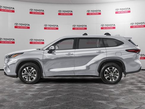 New 2025 Toyota Highlander XLE image 3