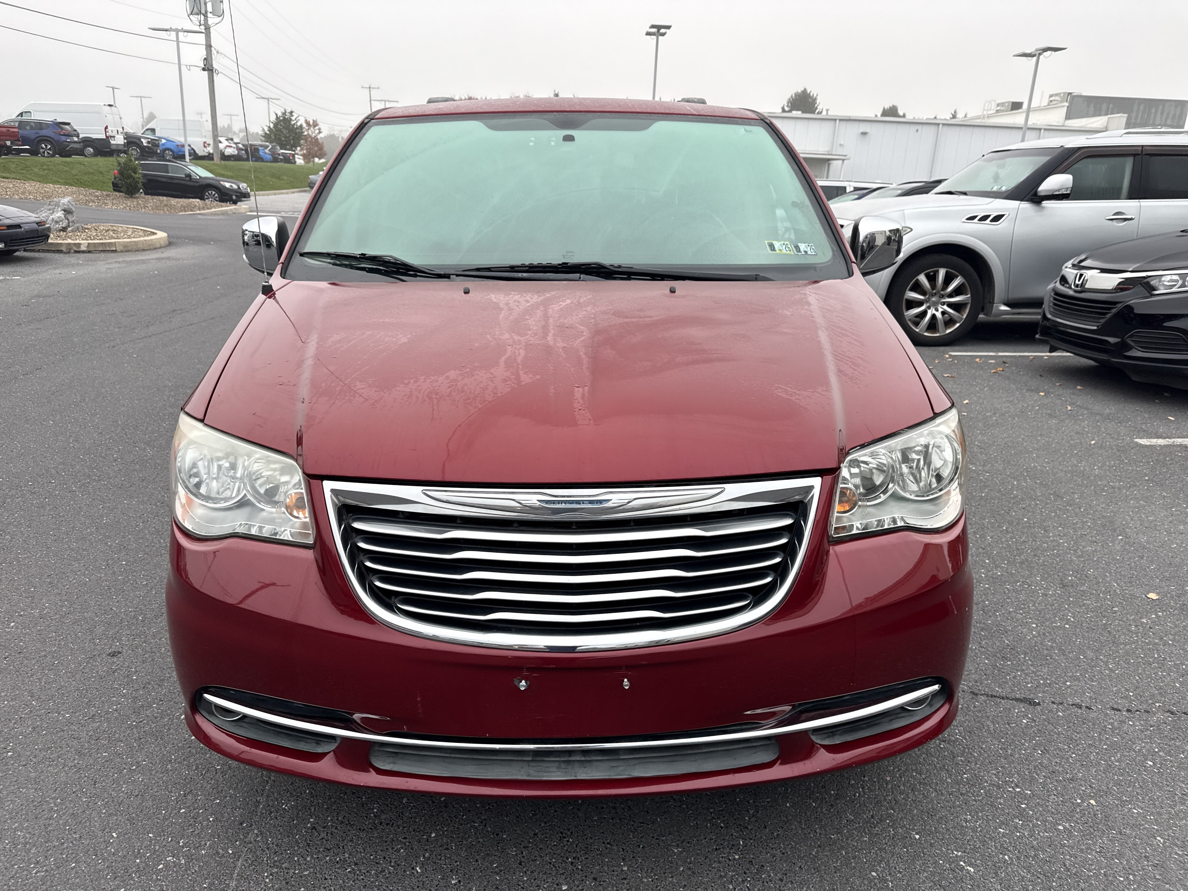 Used 2014 Chrysler Town & Country Touring-L w/ Driver Convenience Group FWD image 2