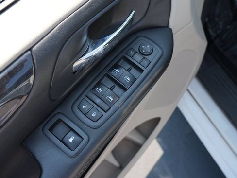 Used 2018 Dodge Grand Caravan SE w/ UConnect Hands-Free Group FWD image 16