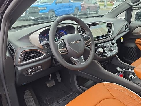 New 2026 Chrysler Pacifica Pinnacle image 13