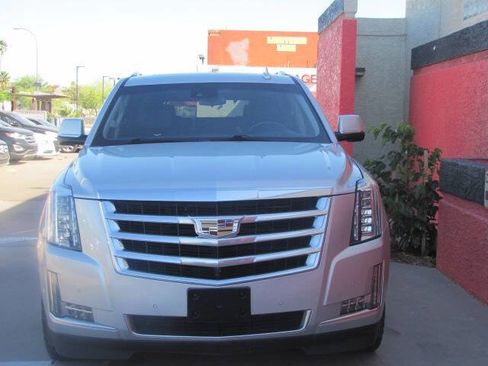 Used 2018 Cadillac Escalade Luxury image 3