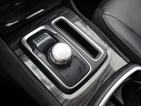 Used 2016 Chrysler 300 Limited image 9