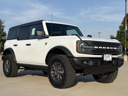 New 2025 Ford Bronco Badlands image 3