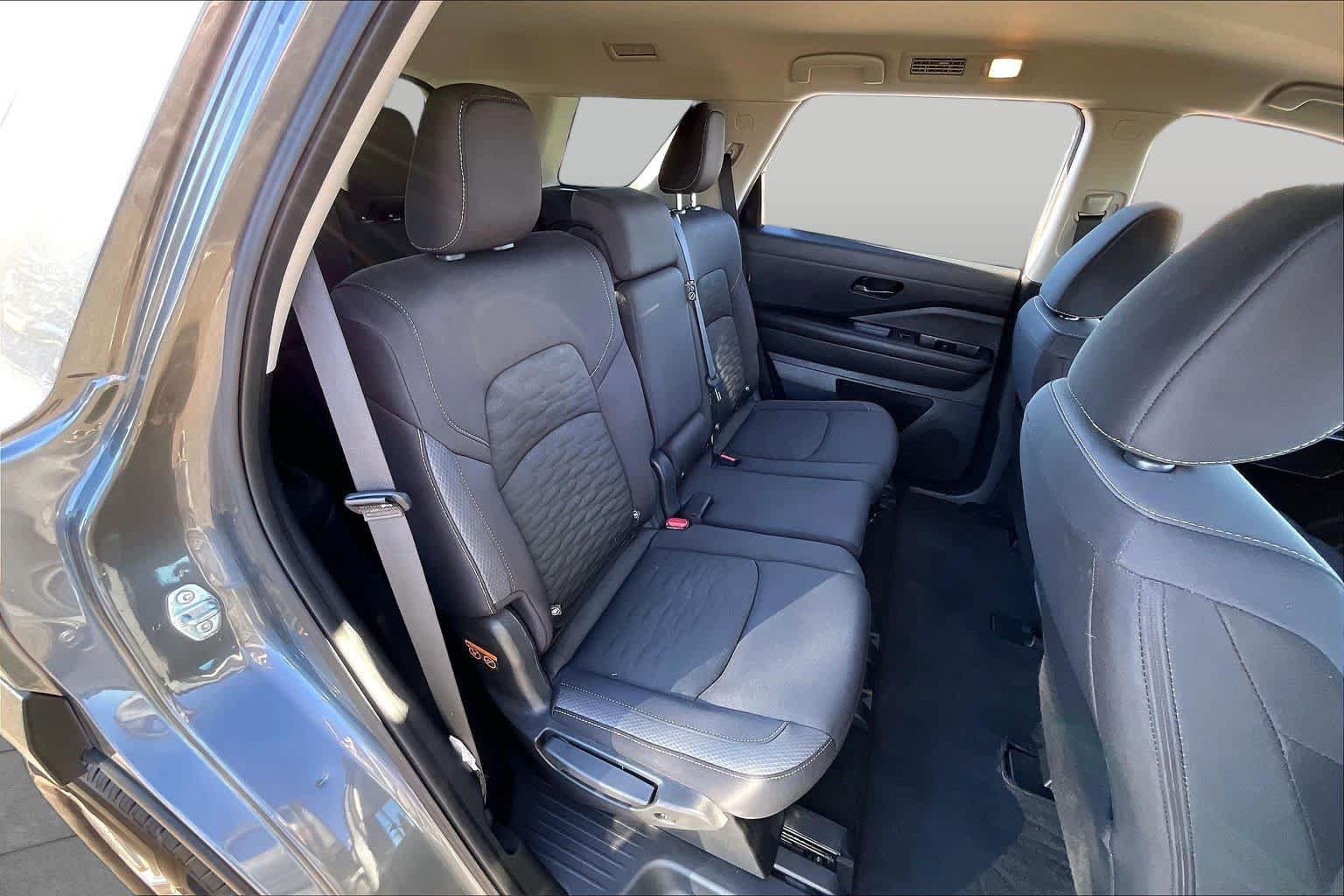 Used 2025 Nissan Pathfinder SV AWD/4WD image 18