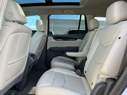 Used 2023 Cadillac XT6 Premium Luxury AWD/4WD image 4