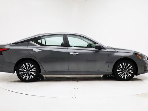 Used 2025 Nissan Altima 2.5 SV FWD image 3