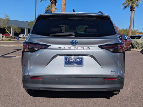 Used 2024 Toyota Sienna XLE image 5