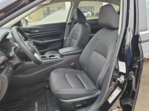 Used 2025 Nissan Altima 2.5 SV FWD image 25
