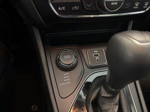 Used 2019 Jeep Cherokee Limited w/ Luxury Group AWD/4WD image 40