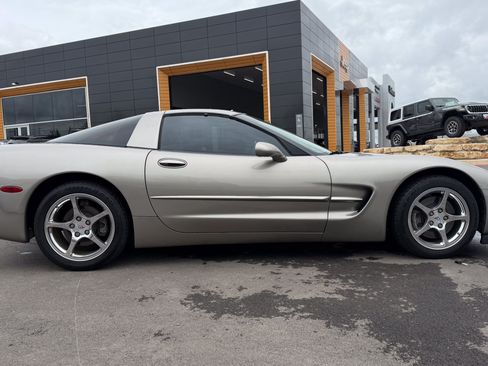 Used 2001 Chevrolet Corvette Coupe w/ Preferred Equipment Group2 RWD image 4