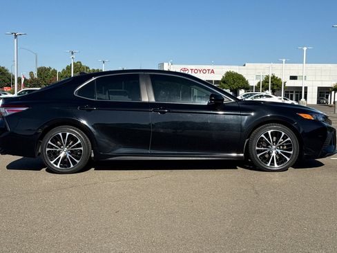 Used 2020 Toyota Camry SE w/ Blackout Package FWD image 3