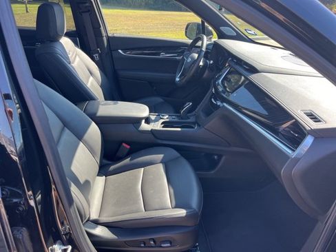 Used 2025 Cadillac XT6 Premium Luxury image 35