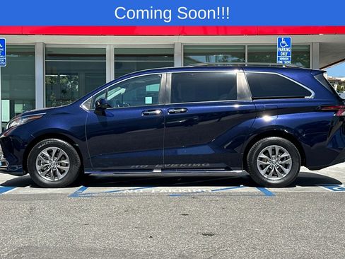 Used 2023 Toyota Sienna XLE image 7