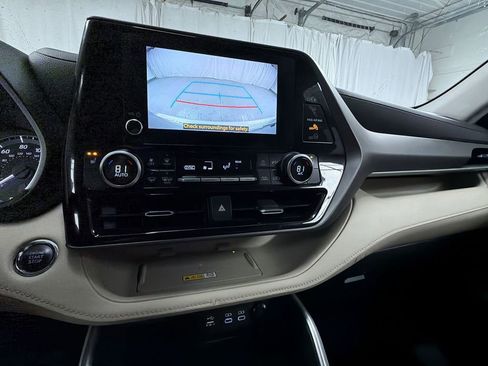 Used 2023 Toyota Highlander XLE AWD/4WD image 16