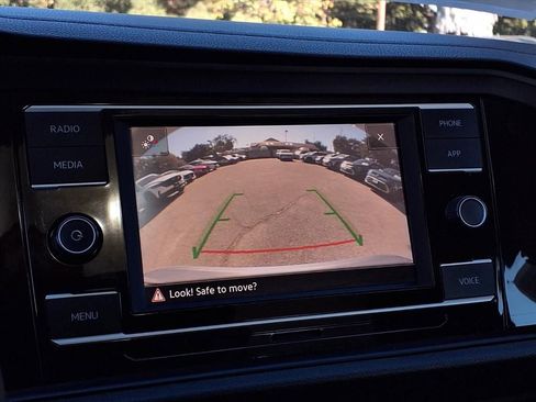 Used 2020 Volkswagen Jetta SE w/ SE Cold Weather Package image 9