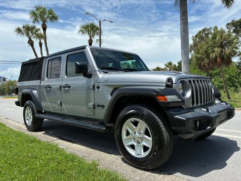 Used 2020 Jeep Gladiator Sport w/ Quick Order Package 24S AWD/4WD image 4