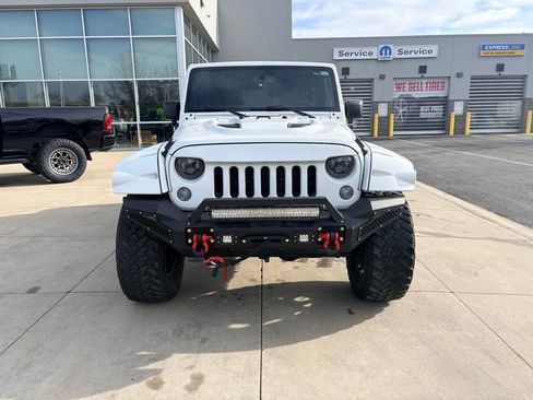 Used 2015 Jeep Wrangler Unlimited Rubicon image 2
