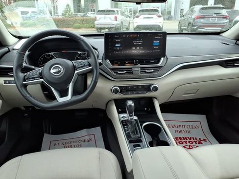 Used 2023 Nissan Altima 2.5 SV w/ SV Premium Package image 9
