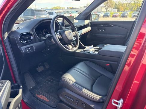 Used 2025 Honda Pilot TrailSport image 5