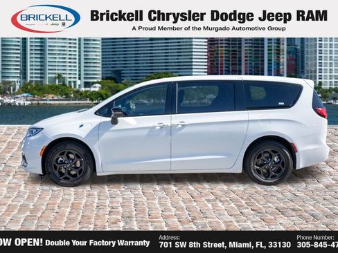 Used 2024 Chrysler Pacifica Limited FWD image 8