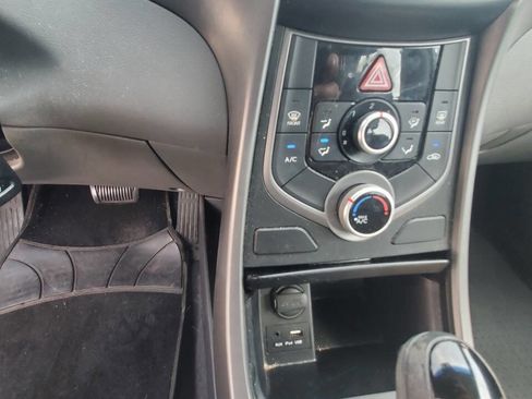 Used 2015 Hyundai Elantra SE image 19