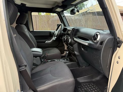 Used 2016 Jeep Wrangler Unlimited Sahara w/ Connectivity Group image 15