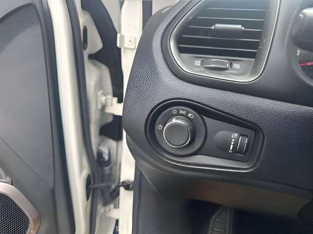 Used 2023 Jeep Renegade Latitude AWD/4WD image 5