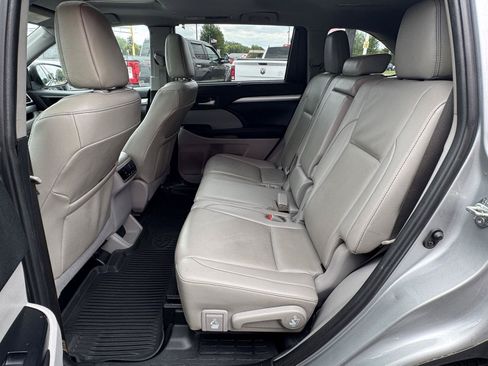 Used 2019 Toyota Highlander XLE AWD/4WD image 33