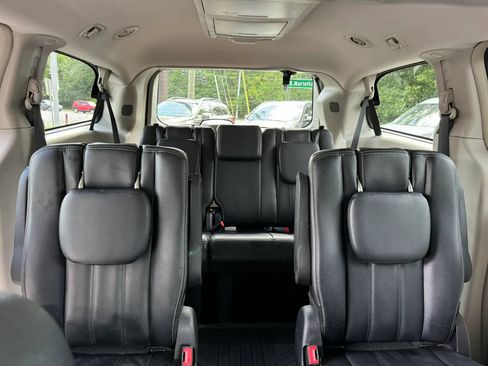 Used 2016 Chrysler Town & Country Touring FWD image 29