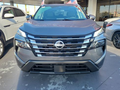 Used 2024 Nissan Rogue SV w/ SV Premium Package image 4