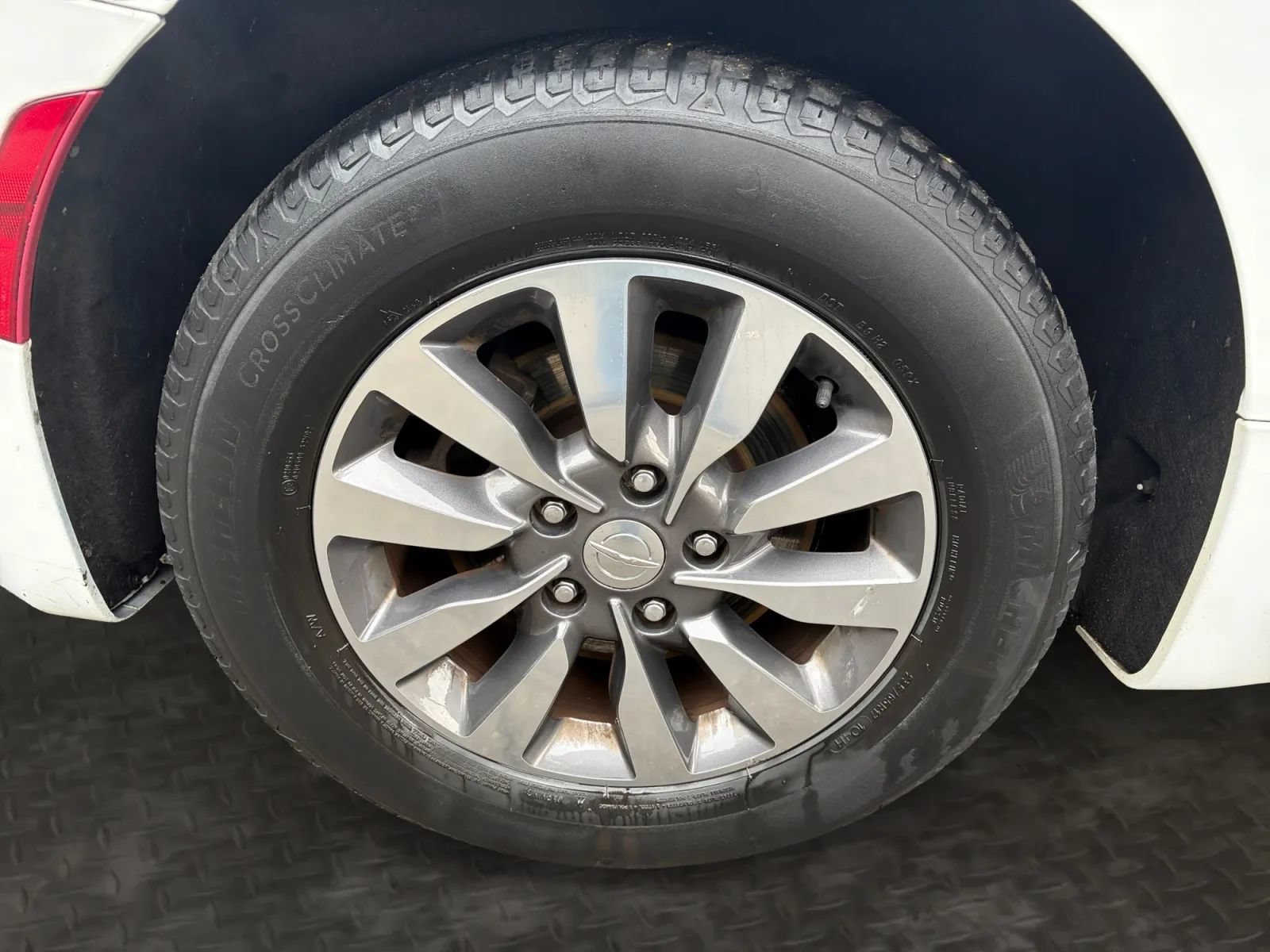 Used 2019 Chrysler Pacifica Touring-L Plus w/ Advanced Safetytec Group FWD image 40