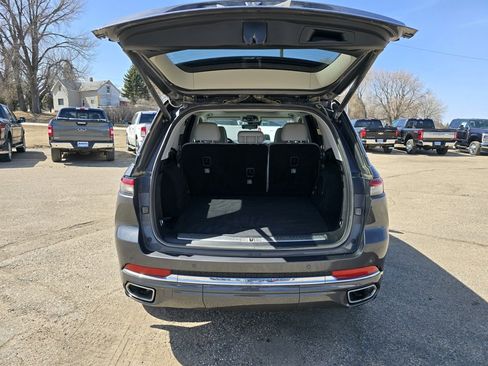 Used 2022 Jeep Grand Cherokee Overland w/ Luxury Tech Group IV image 9