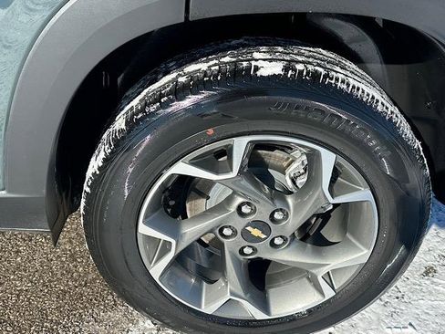 Used 2025 Chevrolet Trax LT w/ Sunroof Package image 32