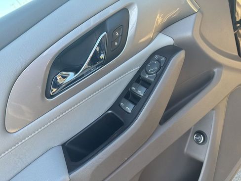 Used 2020 Chevrolet Traverse LT image 10