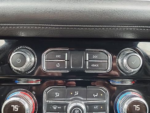 Used 2021 GMC Yukon XL Denali w/ Denali Premium Package image 27