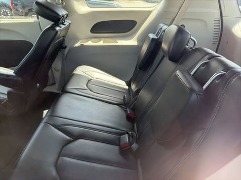Used 2023 Chrysler Pacifica Touring-L image 12