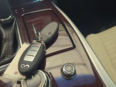 Used 2018 INFINITI Q70 Luxe w/ Sport Package image 9