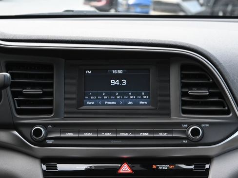 Used 2020 Hyundai Elantra SE FWD image 25