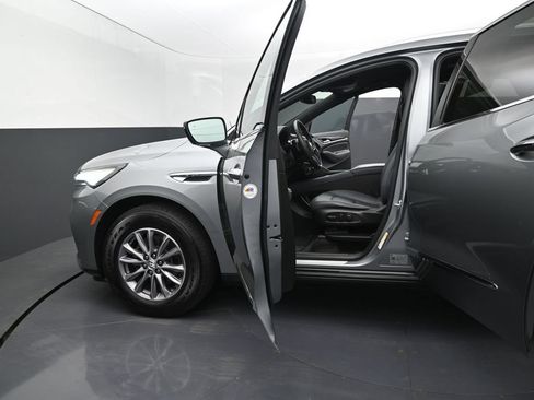 Used 2023 Buick Enclave Essence AWD/4WD image 13