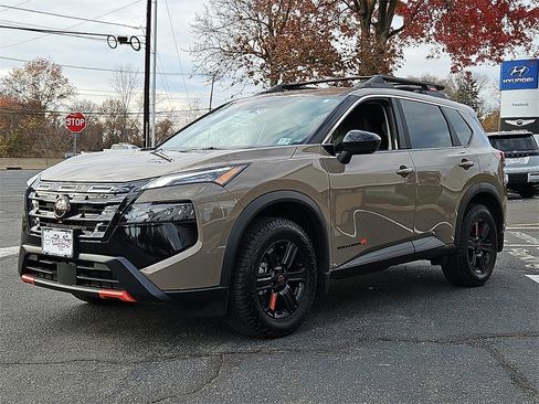 Certified 2025 Nissan Rogue SV image 3