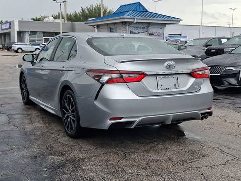 Used 2022 Toyota Camry SE FWD image 3