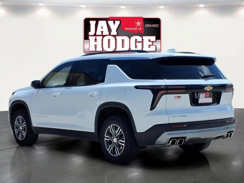 Used 2025 Chevrolet Traverse LT FWD image 4