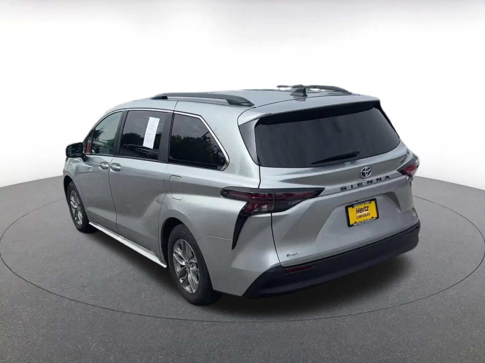 Used 2025 Toyota Sienna XLE FWD image 10